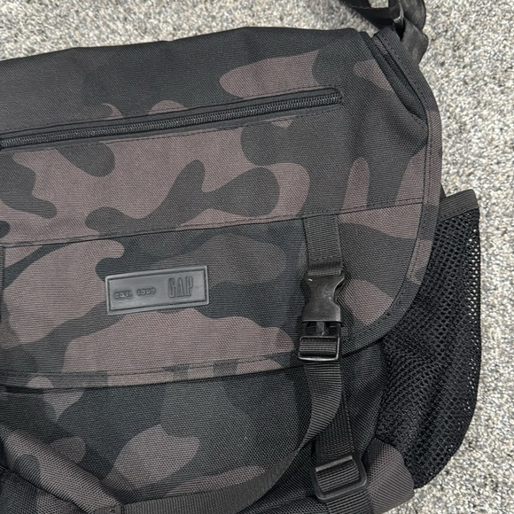 Men's Gap Black Camouflage Messenger Bag newer used but no tag. - Picture 3 of 6